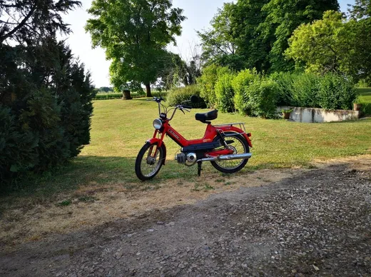 A vintage moped ride in the Loire Valley with ToursNmob